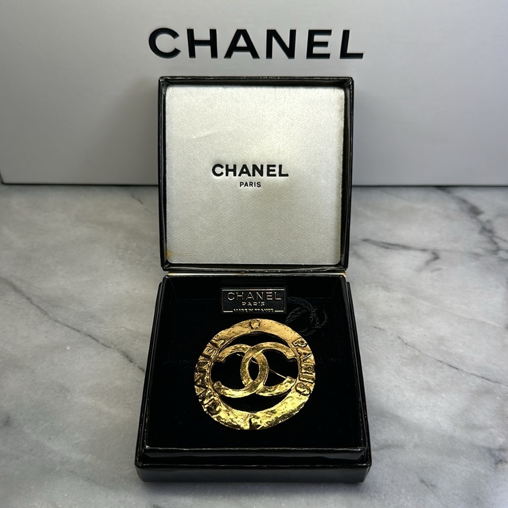 Chanel CC Logo Paris Gold Plated Brooch - Picture 6 of 14